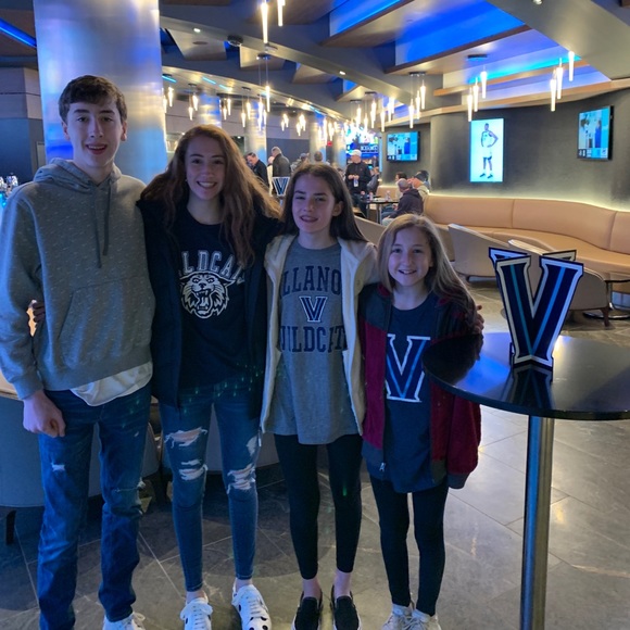 Meet your Posher, Christy - Picture 1 of 1